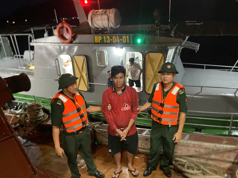 Phát hiện, bắt giữ đối tượng truy nã lẩn trốn trên tàu cá ngoài biển -0