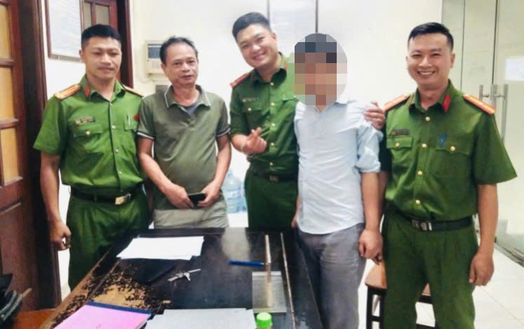 Công an phường phối hợp CSGT ngăn chặn nam thanh niên định nhảy cầu Chương Dương -0