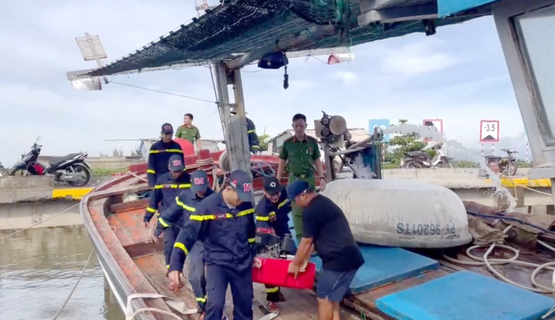Cảnh sát kịp thời cứu hộ tàu cá trị giá tiền tỷ đang chìm đắm ở Cảng cá Đông Tác -0