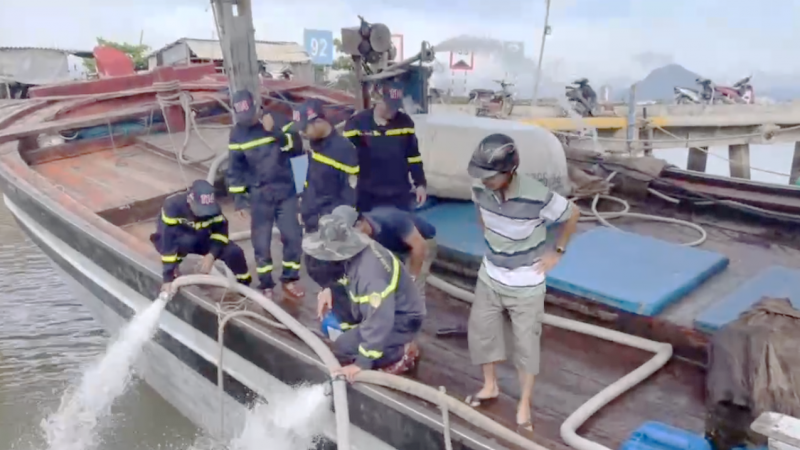 Cảnh sát kịp thời cứu hộ tàu cá trị giá tiền tỷ đang chìm đắm ở Cảng cá Đông Tác -0
