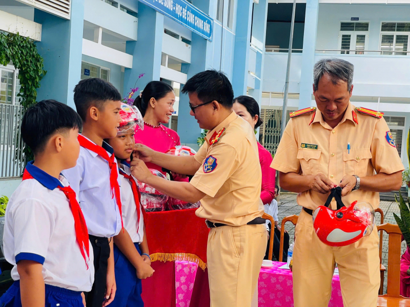 trao tặng mũ bảo hiểm tại trường thcs quang trung, xã nghĩa thành, tp hồ chí minh.jpg -0