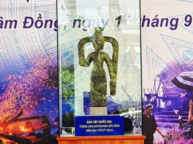 Tượng Avalokitesvara Bắc Bình và đàn đá Đắk Sơn là bảo vật quốc gia -0