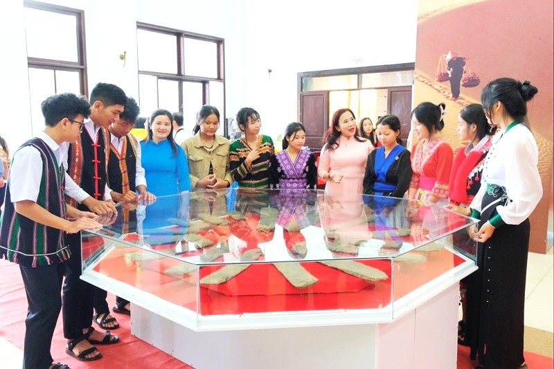 Tượng Avalokitesvara Bắc Bình và đàn đá Đắk Sơn là bảo vật quốc gia -0