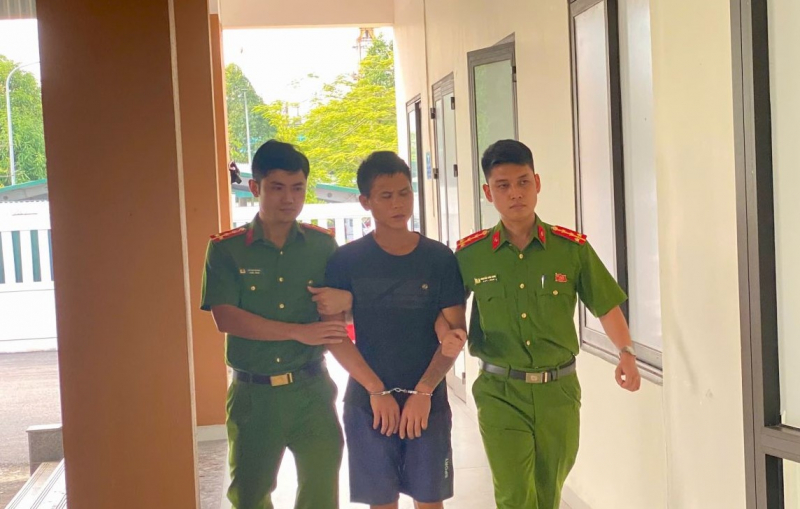 Khống chế đối tượng mang dao xông vào trụ sở Công an xã gây rối -0