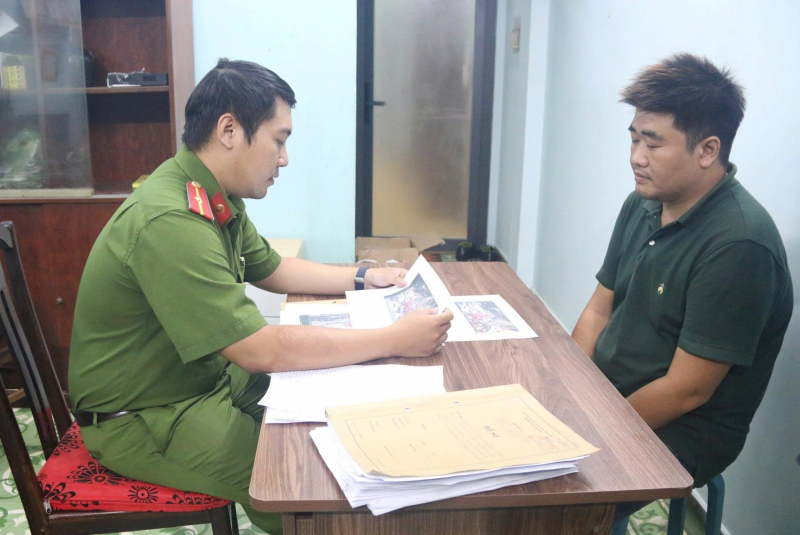 Bắt giữ khẩn cấp đối tượng đánh cụ già sau va chạm giao thông  -1