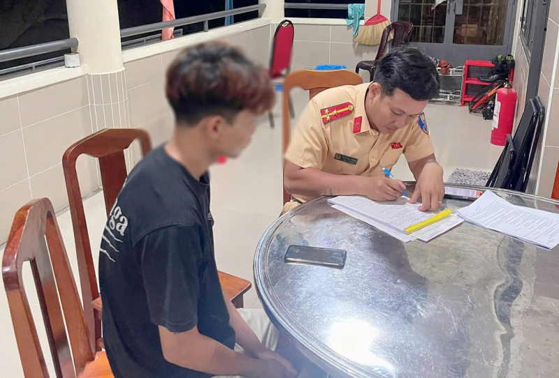 CSGT xử lý nam thanh niên điều khiển xe máy bốc đầu biểu diễn trên đường -0