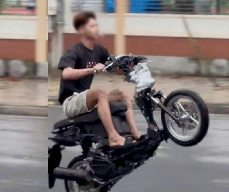 CSGT xử lý nam thanh niên điều khiển xe máy bốc đầu biểu diễn trên đường -0
