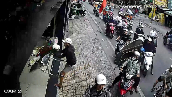 Bắt khẩn cấp 3 thanh niên giật cô hồn cướp giật tài sản -0