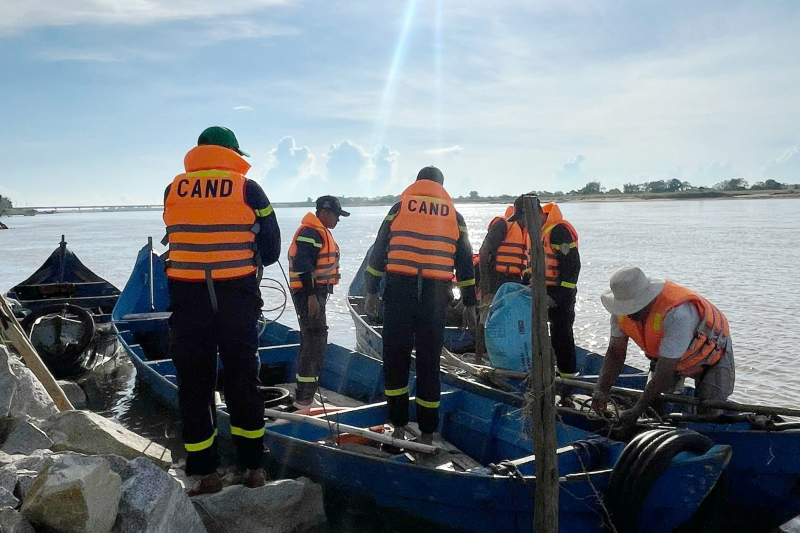 Lật xuồng máy trên sông Ba một phụ nữ mất tích -0