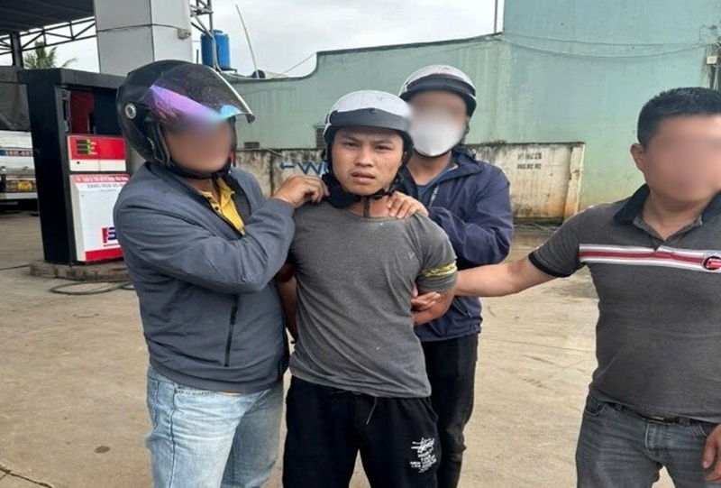 Bắt khẩn cấp đối tượng hiếp dâm bạn nhậu -0