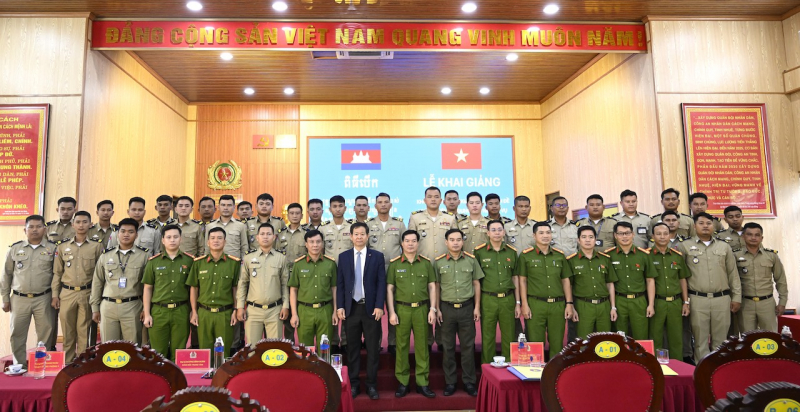 Khai giảng khóa bồi dưỡng ngắn hạn chuyên đề huấn luyện, sử dụng chó nghiệp vụ cho Bộ Nội vụ Vương quốc Campuchia -0