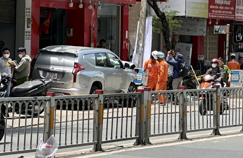 Xe chở tiền ngân hàng gây tai nạn liên hoàn, 3 người nhập viện -1
