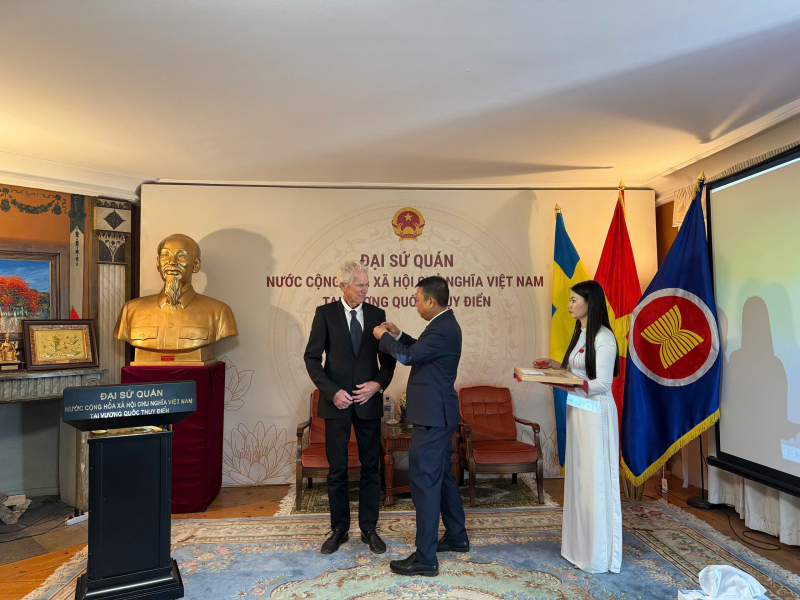Vietnam awards commemorative medal to Swedish director Bo Öhlén -0