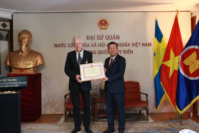 Vietnam awards commemorative medal to Swedish director Bo Öhlén -1