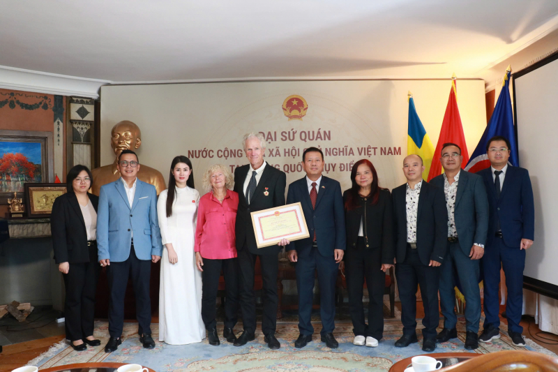Vietnam awards commemorative medal to Swedish director Bo Öhlén -0