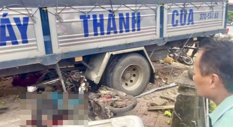 Kinh hoàng vụ xe tải lao vào chợ chuối khiến 6 người thương vong -0