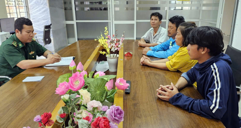 Kịp thời cứu vớt 4 ngư dân gặp nạn trên biển -0