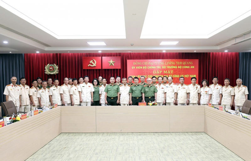 Minister Luong Tam Quang meets with former MPS experts in Cambodia -0