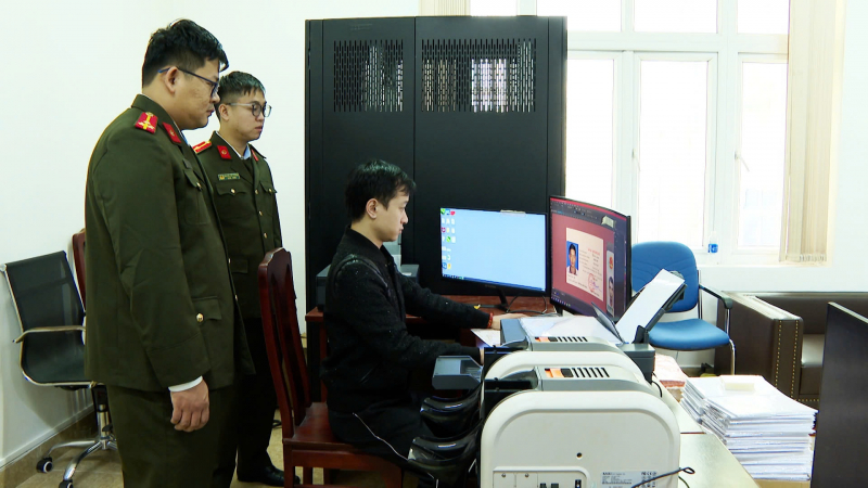 Triệt xóa đường dây làm giả giấy tờ quy mô lớn do đối tượng 9X điều hành -0