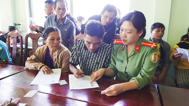 Công an Quảng Ngãi sát cánh cùng người dân các xã biên giới -0