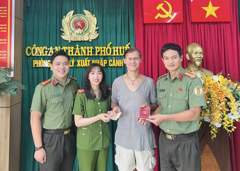 ភ្ញៀវទេសចរណ៍ជនជាតិរុស្សី ទទួលបានលិខិតឆ្លងដែន និងរបស់របរដែលបាត់មកវិញយ៉ាងសប្បាយរីករាយ -0
