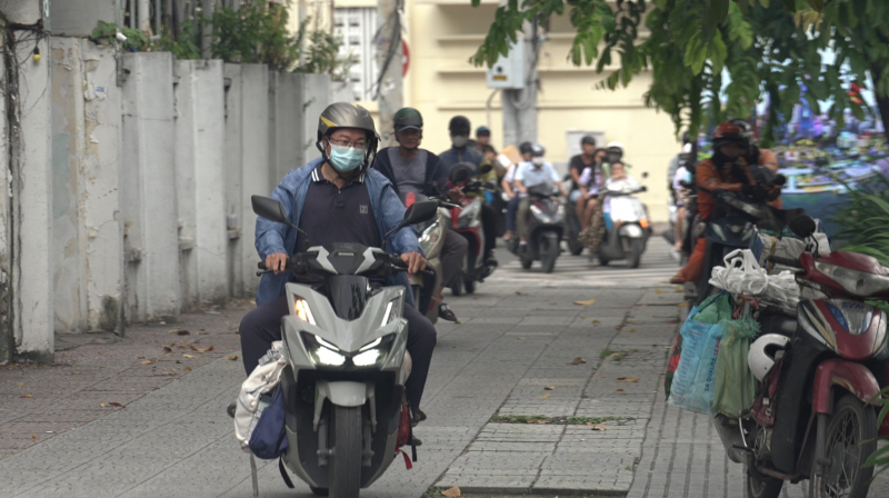 Tái diễn lỗi vi phạm xe máy chạy trên vỉa hè -0