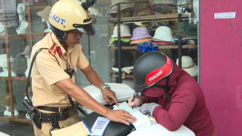 CSGT Công an TP Hồ Chí Minh triển khai chuyển đổi số qua việc thu nộp phạt bằng phương thức quét mã QR Code -0
