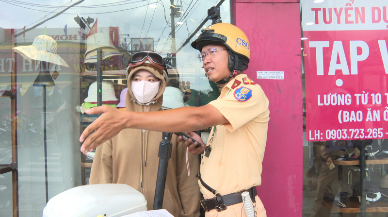 CSGT Công an TP Hồ Chí Minh triển khai chuyển đổi số qua việc thu nộp phạt bằng phương thức quét mã QR Code -2