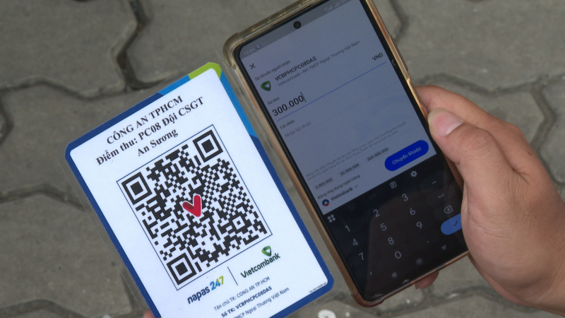 CSGT Công an TP Hồ Chí Minh triển khai chuyển đổi số qua việc thu nộp phạt bằng phương thức quét mã QR Code -3