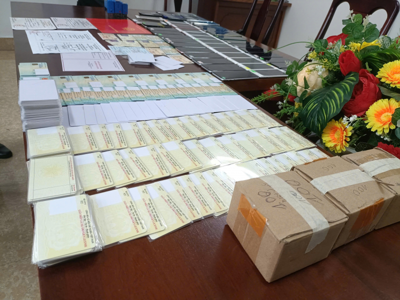 Triệt xóa đường dây làm giả giấy tờ quy mô lớn do đối tượng 9X điều hành -0