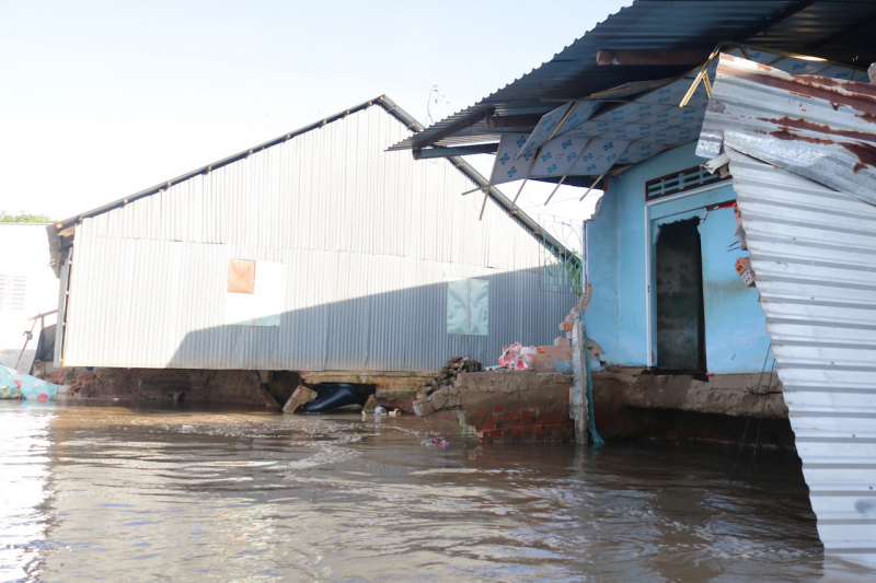 Đồng Tháp: Sạt lở 6 căn nhà ven sông Tiền lúc rạng sáng -0