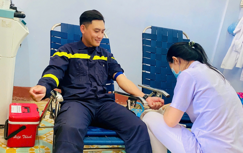 Hai cán bộ, chiến sĩ Công an tình nguyện hiến máu đột xuất để cứu chữa sản phụ -0
