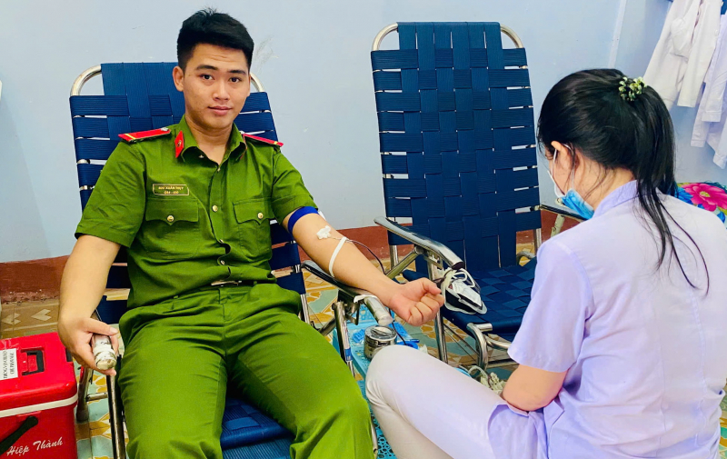 Hai cán bộ, chiến sĩ Công an tình nguyện hiến máu đột xuất để cứu chữa sản phụ -0