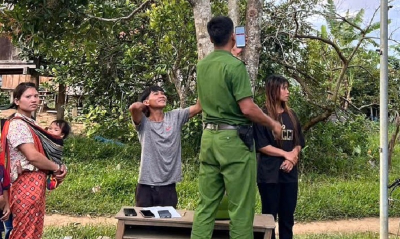 Công an vùng cao leo cây 