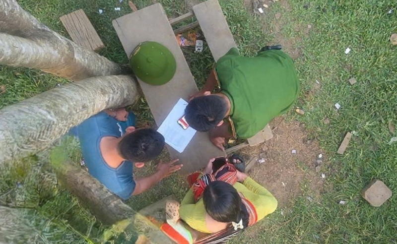 Công an vùng cao leo cây 