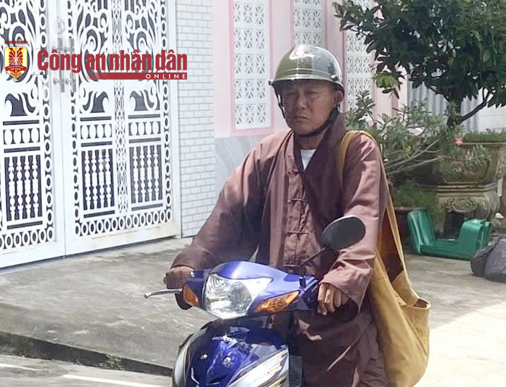 Giả danh nhà sư đi bán nhang, kêu gọi từ thiện để trục lợi -0