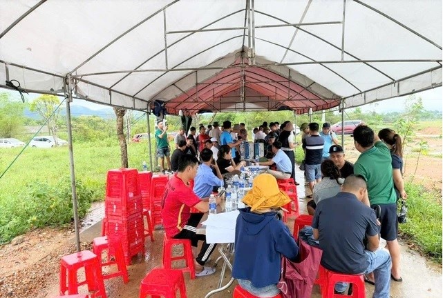 “Cò đất” náo loạn vùng quê, Công an vào cuộc -0