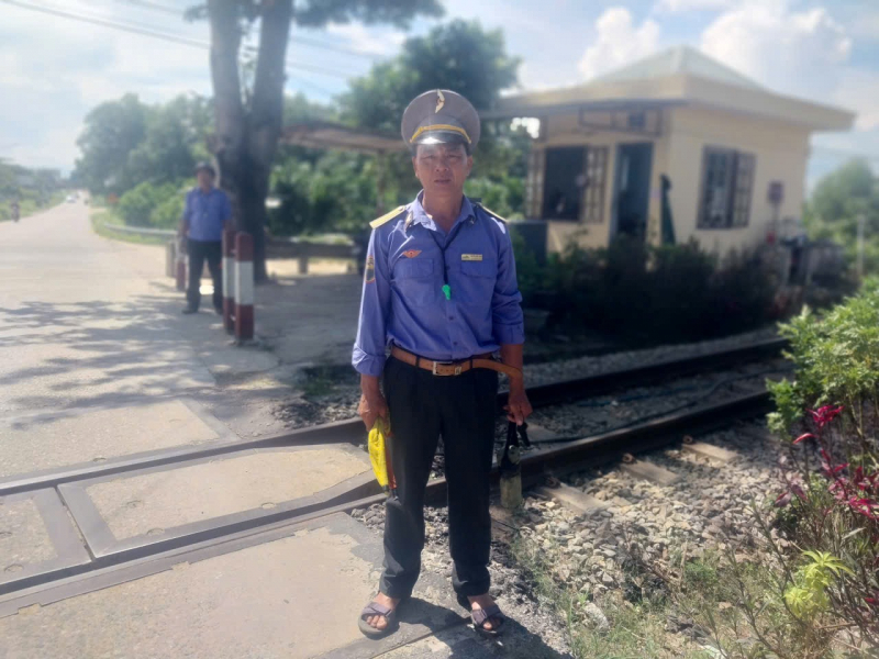 Nhân viên đường sắt cứu người thoát chết trong gang tấc -0