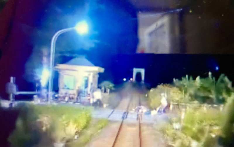 Nhân viên đường sắt cứu người thoát chết trong gang tấc -0