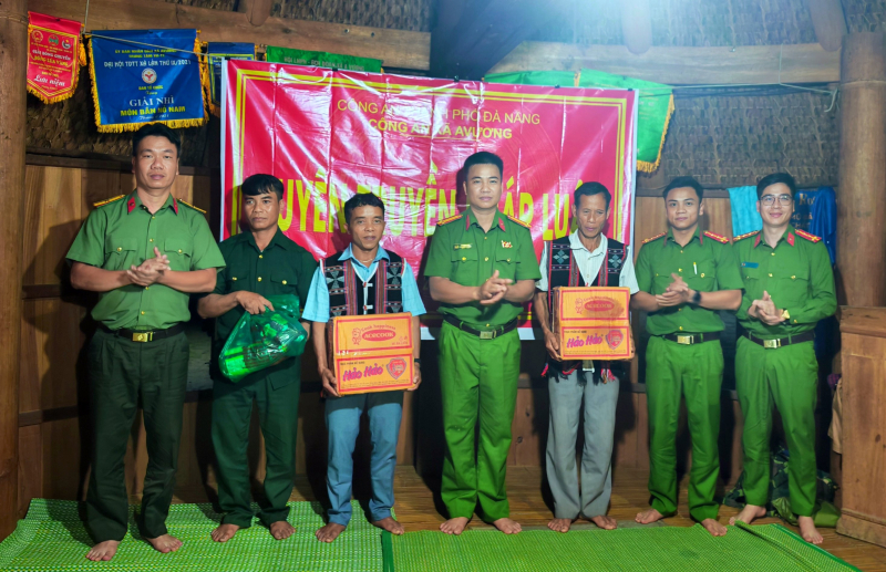 Công an xã biên giới băng rừng vượt suối đến với người dân sống biệt lập giữa rừng -0