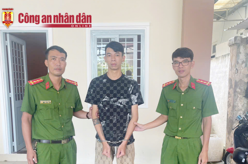 Bắt nóng đối tượng đâm trọng thương tài xế xê ôm, cướp tài sản -0