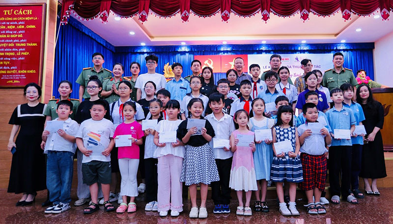 Sau Hà Nội, Tân Hiệp Phát tiếp tục bảo trợ con em cán bộ, chiến sĩ Công an có hoàn cảnh khó khăn với tổng trị giá 9 tỷ đồng tại TP Hồ Chí Minh -0