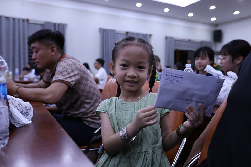 Sau Hà Nội, Tân Hiệp Phát tiếp tục bảo trợ con em cán bộ, chiến sĩ Công an có hoàn cảnh khó khăn với tổng trị giá 9 tỷ đồng tại TP Hồ Chí Minh -0