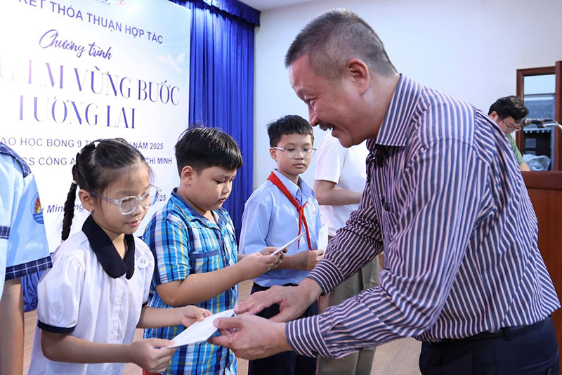 Sau Hà Nội, Tân Hiệp Phát tiếp tục bảo trợ con em cán bộ, chiến sĩ Công an có hoàn cảnh khó khăn với tổng trị giá 9 tỷ đồng tại TP Hồ Chí Minh -0