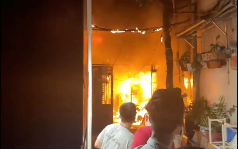 Nhà dân bốc cháy ngùn ngụt ở Hà Nội -0