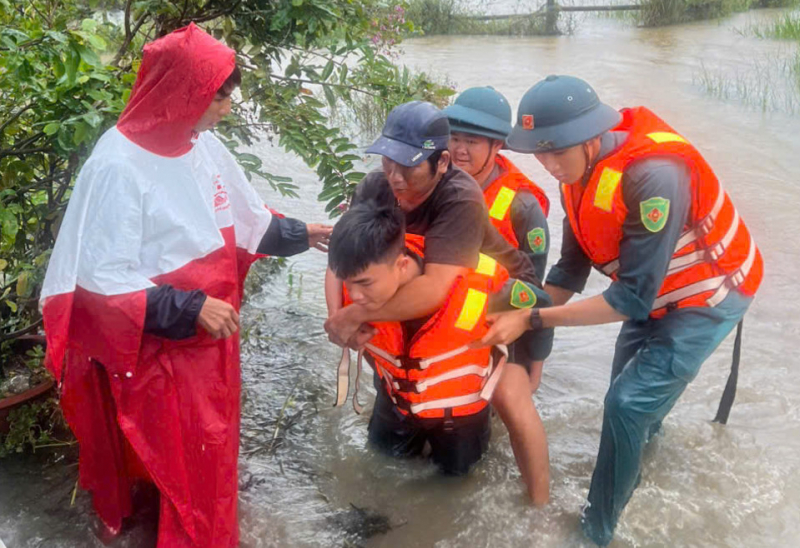 Kịp thời giải cứu 17 người dân bị nước lũ cô lập nơi biên giới  -0