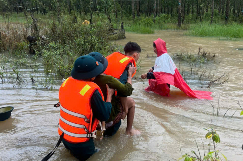 Kịp thời giải cứu 17 người dân bị nước lũ cô lập nơi biên giới  -0