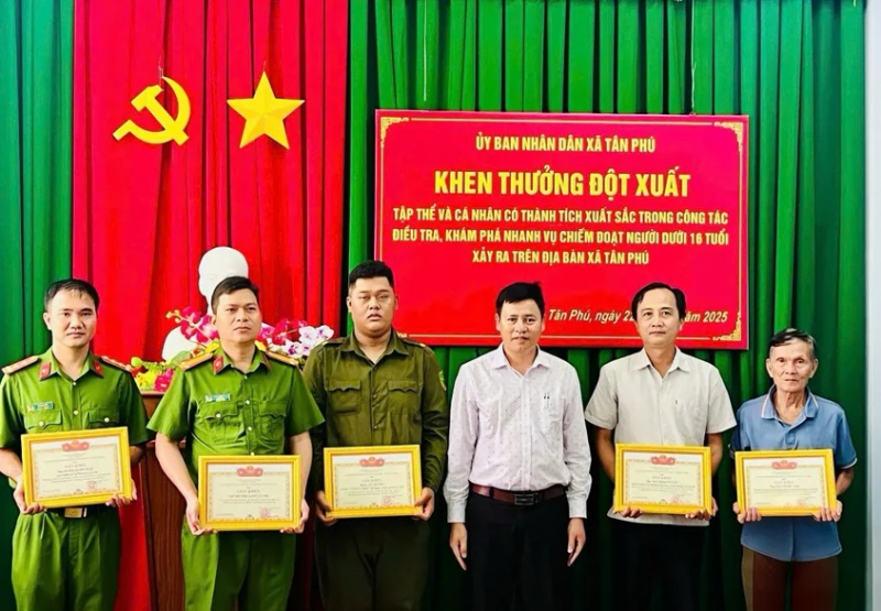 Khen thưởng các thành viên tham gia giải cứu bé gái 6 tuổi ở Tây Ninh -0