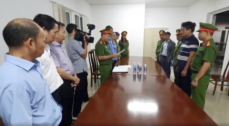 Vụ “máy hỏng 2 năm vẫn tán sỏi”: Khởi tố, bắt tạm giam 2 bác sĩ -0