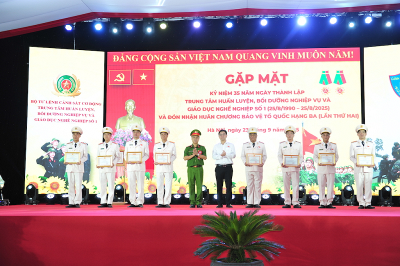 Trung tâm huấn luyện, bồi dưỡng nghiệp vụ và giáo dục nghề nghiệp số 1 đón nhận Huân chương Bảo vệ Tổ quốc hạng Ba -0